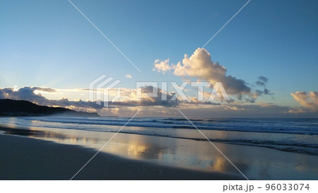 夏の終わりの海に反射する空と雲 夏の終わりの海に反射する空と雲 96033074