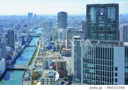 コンラッド大阪（フェスティバルタワー）から見た中之島高層ビル群 96033366