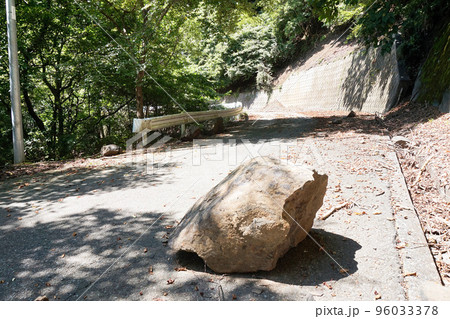 落石のある道【山梨県早川町・富士見山林道】 落石のある道【山梨県早川町・富士見山林道】 96033378