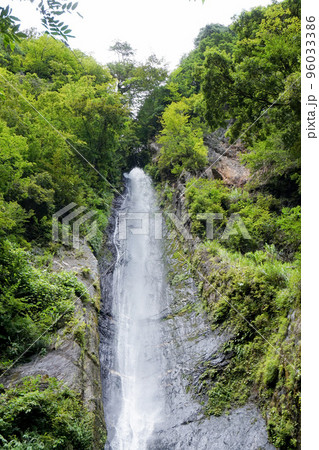 見神の滝【山梨県早川町・雨畑地区】 見神の滝【山梨県早川町・雨畑地区】 96033386