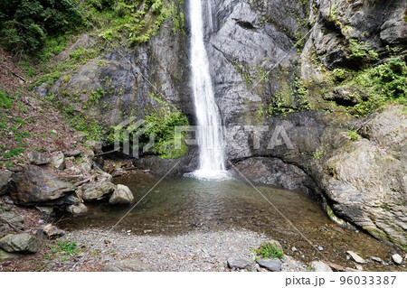 見神の滝の滝壺【山梨県早川町・雨畑地区】 見神の滝の滝壺【山梨県早川町・雨畑地区】 96033387