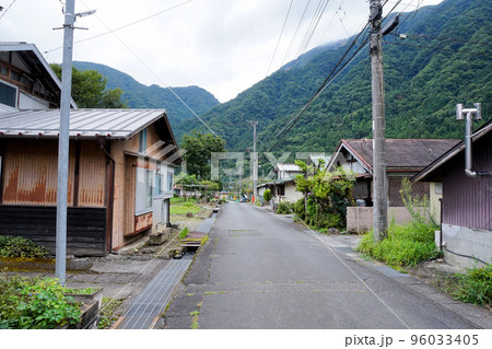 山梨県早川町の中心部・都川地区の町並み(保集落) 山梨県早川町の中心部・都川地区の町並み(保集落) 96033405