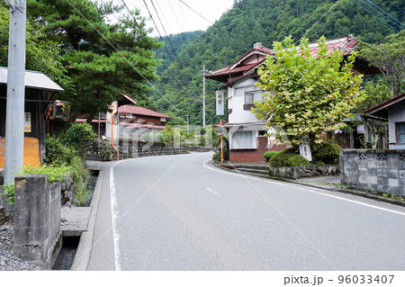 南アルプス街道と都川地区の町並み【山梨県早川町・保集落】 96033407
