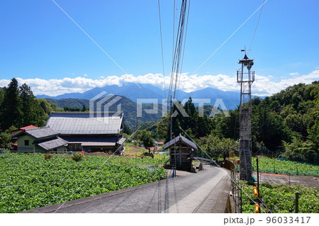 山の上の集落と火の見やぐら【山梨県身延町・古長屋】 96033417