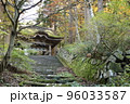 山の中にある苔に覆われた石の階段の先にある門 96033587