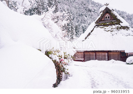 京都府南丹市美山町雪積もるかやぶきの里の撮影したもの 京都府南丹市美山町雪積もるかやぶきの里の撮影したもの 96033955