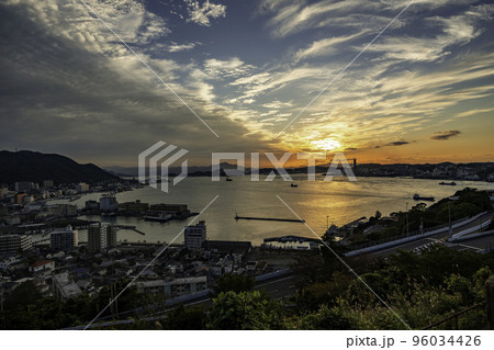 関門海峡に沈む夕日 光の道 福岡県北九州市 関門海峡に沈む夕日 光の道 福岡県北九州市 96034426