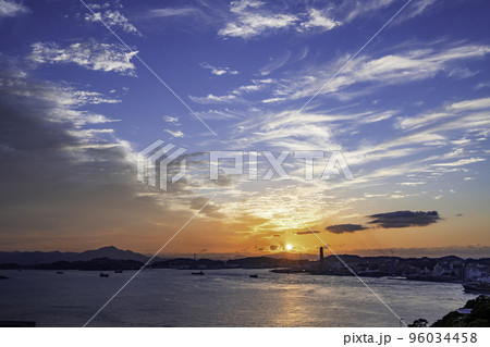 関門海峡に沈む夕日　光の道　福岡県北九州市 96034458