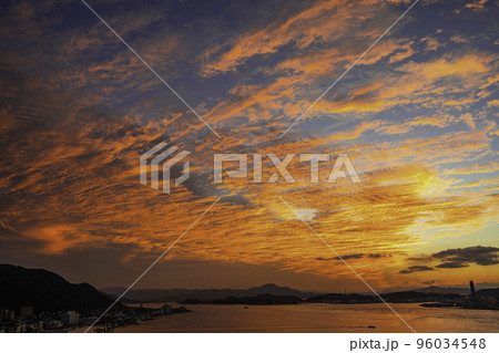 関門海峡の夕暮れ 福岡県北九州市 関門海峡の夕暮れ 福岡県北九州市 96034548