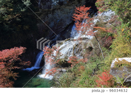 秋の瀬戸川渓谷（アメガエリの滝） 96034632
