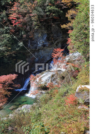 秋の瀬戸川渓谷（アメガエリの滝） 96034633