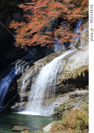秋の瀬戸川渓谷（アメガエリの滝） 96034638