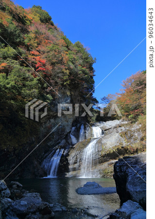 秋の瀬戸川渓谷（アメガエリの滝） 96034643