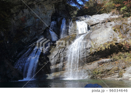 秋の瀬戸川渓谷（アメガエリの滝） 96034646