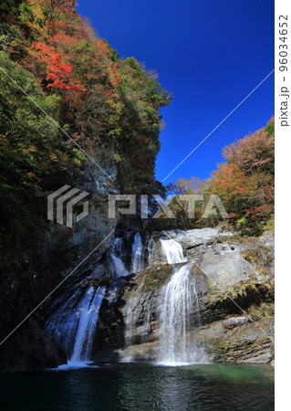 秋の瀬戸川渓谷（アメガエリの滝） 96034652