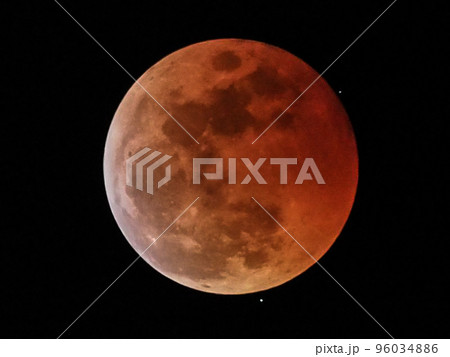 2022年11月8日 皆既中の月に近づく天王星(東京都板橋区より撮影) 2022年11月8日 皆既中の月に近づく天王星(東京都板橋区より撮影) 96034886