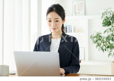 オフィスで働くビジネスパーソン 96034893