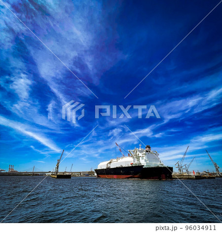 LNGを運ぶ巨大な外航船 96034911