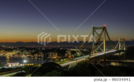 関門橋の夕暮れ　福岡県北九州市 96034941