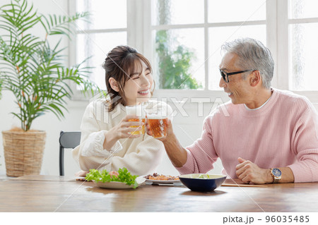年の差夫婦　乾杯　昼飲み 96035485