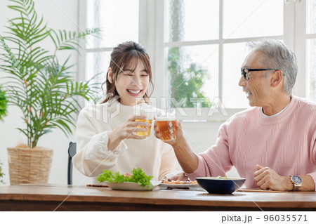年の差夫婦 乾杯 昼飲み 年の差夫婦 乾杯 昼飲み 96035571