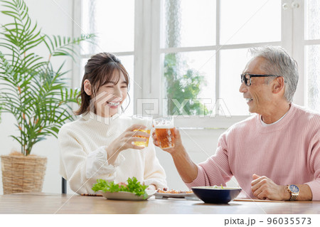 年の差夫婦　乾杯　昼飲み 96035573