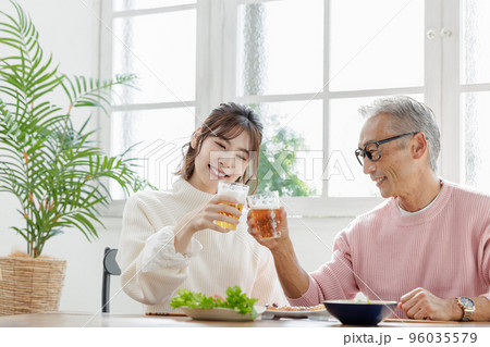 年の差夫婦　乾杯　昼飲み 96035579