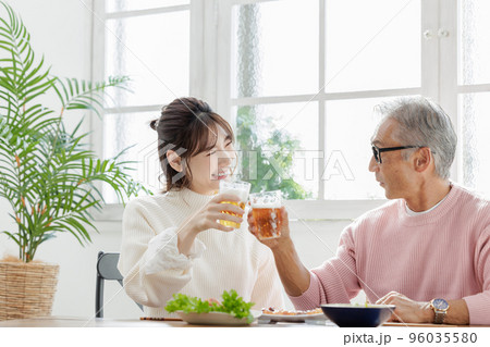 年の差夫婦　乾杯　昼飲み 96035580