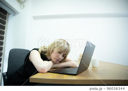 オフィスで働く疲れている女性 96036344
