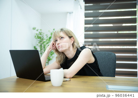 オフィスで働く疲れている女性 96036441