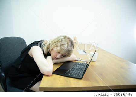 オフィスで働く疲れている女性 96036445