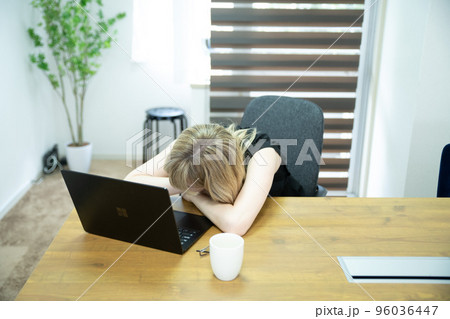 オフィスで働く疲れている女性 96036447
