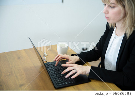 オフィスパソコンにタイピングしている女性の手元 96036593