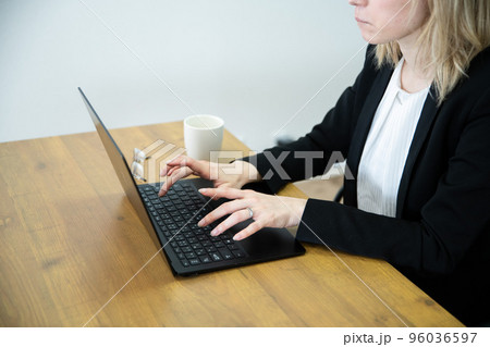オフィスパソコンにタイピングしている女性の手元 オフィスパソコンにタイピングしている女性の手元 96036597