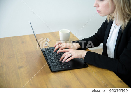 オフィスパソコンにタイピングしている女性の手元 オフィスパソコンにタイピングしている女性の手元 96036599