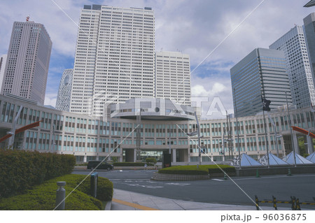 東京都新宿区の東京都庁（第一本庁舎・第二本庁舎・議会）を外観から見る風景 96036875