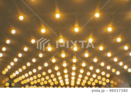 ホテルや映画・劇場エントランスの綺麗に並んだ照明（ライト） 96037380