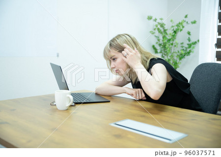 オフィスで働く疲れている女性 96037571