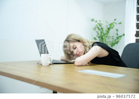 オフィスで働く疲れて居眠りする女性 96037572