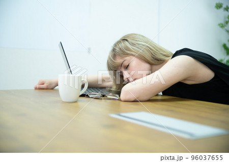 オフィスで働く疲れて居眠りする女性 96037655