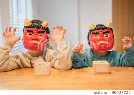 節分の鬼のお面をかぶる子供 96037726