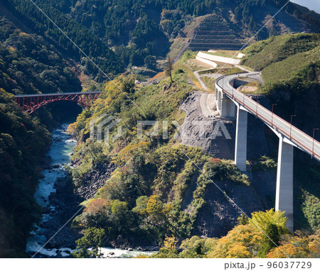 再建工事中の第一白川橋梁と阿蘇長陽大橋　熊本県の南阿蘇村立野峡谷の風景 96037729