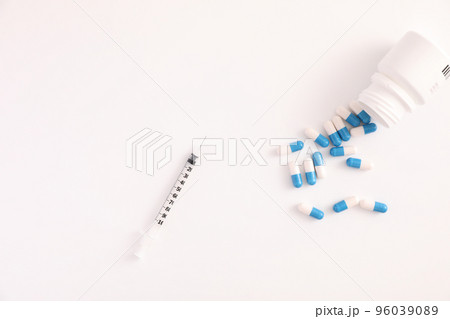 Syringe and pill isolated in white background 96039089