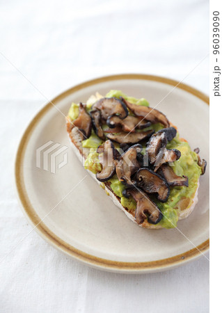Toast with avocado and grilled mushroom in white background 96039090