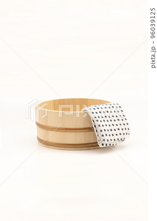 温泉イメージ　風呂桶と手拭い 96039125