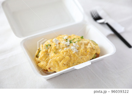 Avocado and scrambled eggs toast with delivery package in white background Avocado and scrambled eggs toast with delivery package in white background 96039322