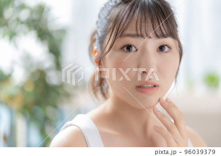 ビューティー　スキンケア　肌荒れに悩む若い女性 96039379