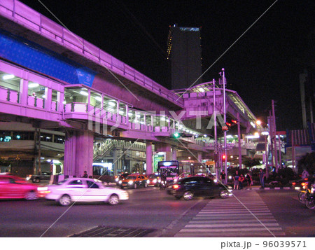 イルミネーションに照らされるアソーク駅, バンコク, タイ 96039571