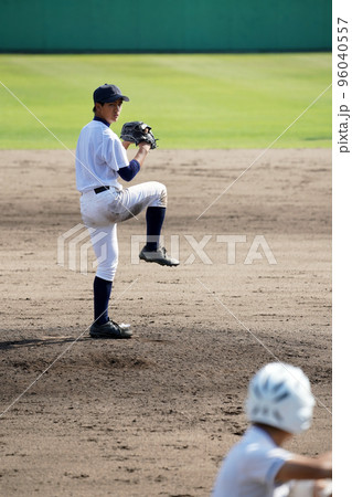 投球動作に入る左投手(高校野球) 投球動作に入る左投手(高校野球) 96040557