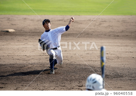 左投手の投球（高校野球） 96040558
